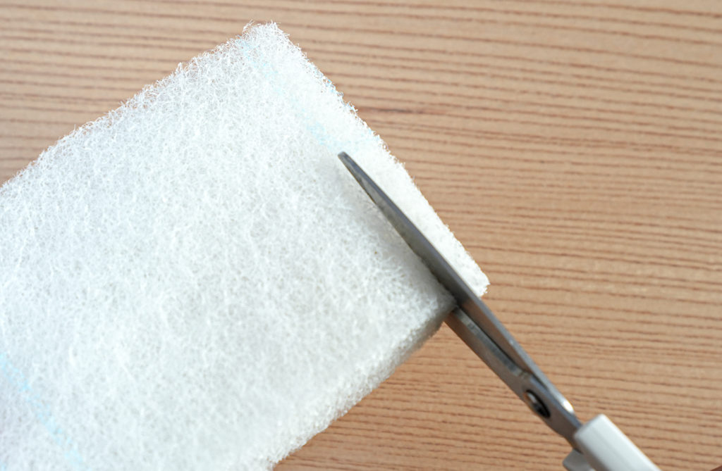 白パッドをハサミで適切なサイズにカット