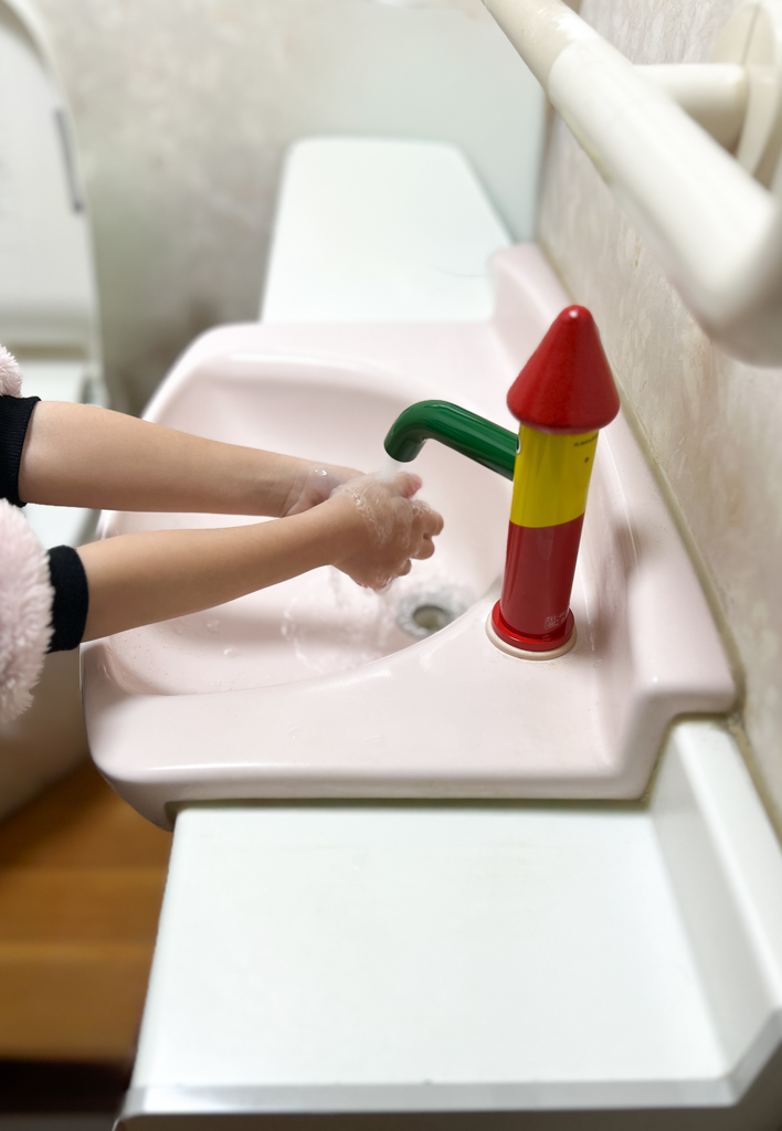 カクダイのかわいい水栓と子供